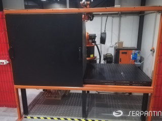 Robotizuota stacionari suvirinimo celė