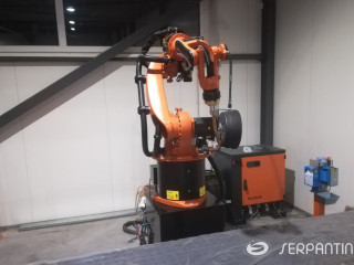 Robotizuota stacionari suvirinimo celė